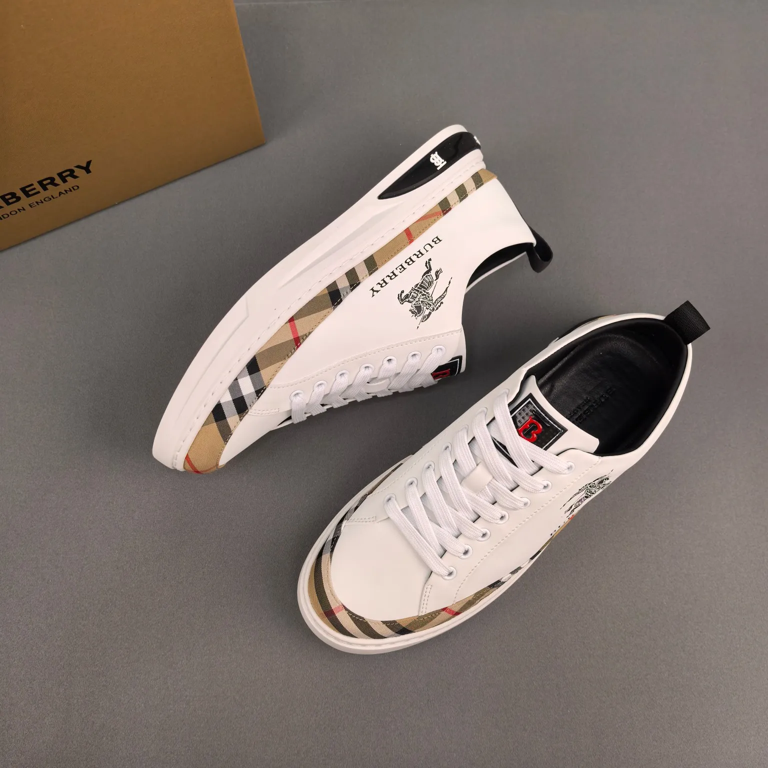 Burberry [Burberry] men's shoes 💰400💰. Fashionable sports and casual shoes, the upper is made of first-layer cowhide with plaid material, first-layer pigskin lining, and rubber outsole. Men's size 38-44.